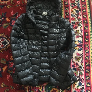 Armani jacka - Säljer armani jacka köpte för 1500  men har bara använt aldrig bara provat. PRIS GÅR ATT DISKUTERAS