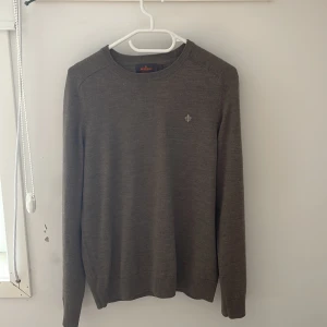 Morris tröja  - Brun Morris tröja som ej kommer till användning längre (kmr ej ihåg hur mycket jag köpte den för) pris kan diskuteras 