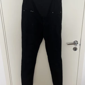 Svarta mammajeans - Använda någon gång, fint skick.