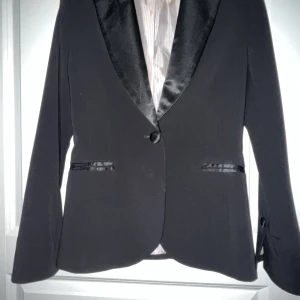 Svart kavaj - Fint skick. Bra passform.