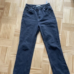 Jeans  - Svarta jeans med slits, från pull & bear