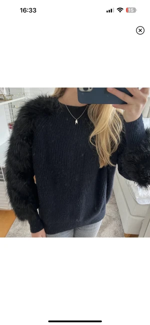 tröja med päls - super fin stickad tröja med päls armar lånade bilder av tjejen jag köpte den av, så härlig nu till hösten❣️