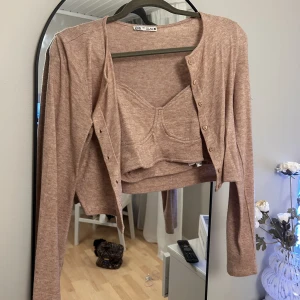 Zara set - Supermjukt brun/beige set med topp och kofta från zara, båda delar storlek M, som nytt