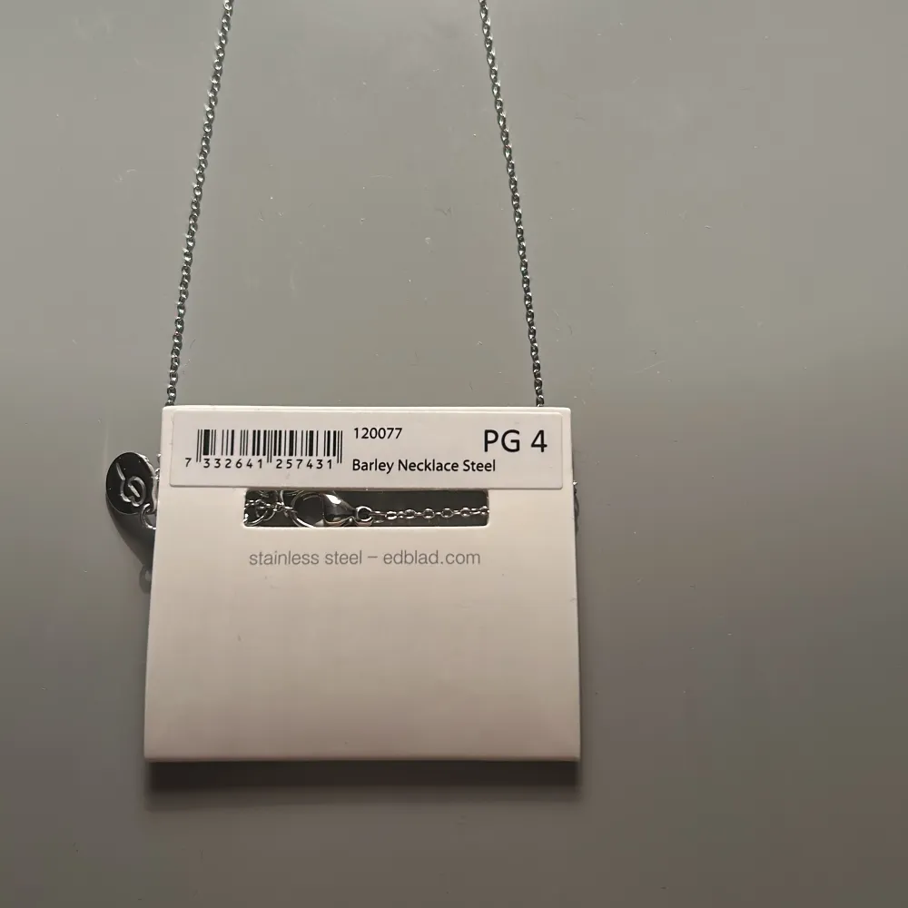 Oanvänt, superfint  Edblad halsband i silver! Nypris 250 kr. 💕🥰😍. Accessoarer.