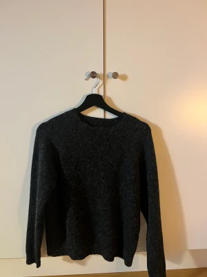 Stickad tröja  - Grå Stickad tröja från vero Moda storlek Xs använd 2-3 gånger! 