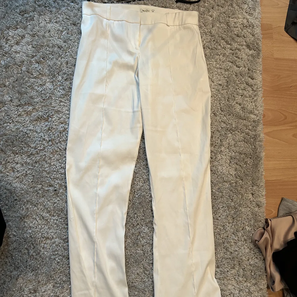 Storlek M Vita kostymbyxor använda få antal ggr  Men är förstora för mig så säljer de  Jättefina Köpte för 500. Jeans & Byxor.