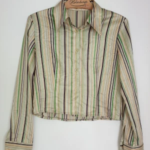 Vintage Skjorta - Slightly Cropped Vintage Shirt  Green/yellow/black stripes  Size: s