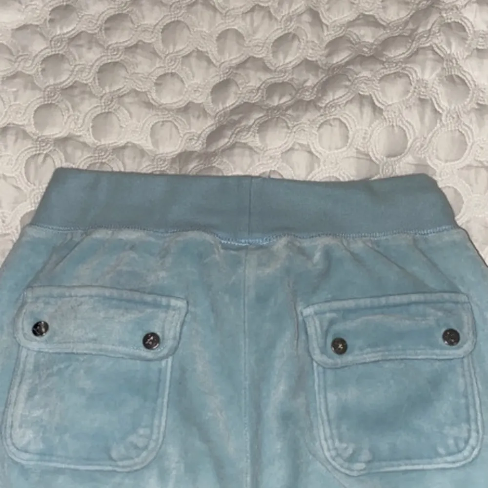 Bra skick⭐️ Juicy byxor i ljusblå/turkos färg. . Jeans & Byxor.