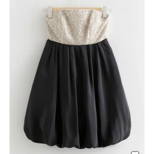 Klänning - Jättesöt klänning från &otherstories! Bara använd en gång. Sitter bra i längden på mig som är 175 men passar absolut också om man är kortare och längre! Sitter även bra (glider ej ner) då den har en silikonrem över bröstet(se bild 3). Nypris 1450kr