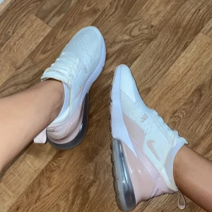 Nike 270 - Nike 270 som endast är använda 1 gång, skorna är i nyskick och finns inga tecken på användning! Dom är köpta från Nikes hemsida för ca 1300kr, mitt pris är 700kr, pris kan diskuteras!❤️