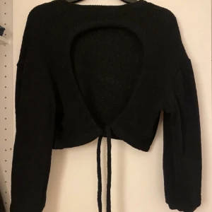Stickad tröja - Mysig stickad tröja med en öpmning på baksidan som man kan bestämma hur stor den är.