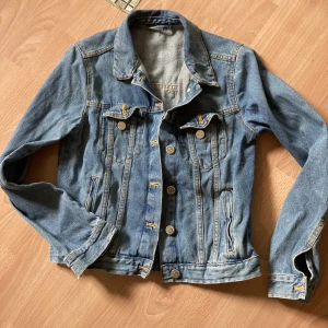 Jeansjacka  - Knappt använd jeansjacka från Cubus 
