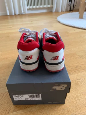 New Balance 550 - New Balance 550 i storlek 42. Köpta på Foot Locker. Köparen står för frakten. Skriv gärna i DM för frågor annars tryck bara på Köp Nu. :)