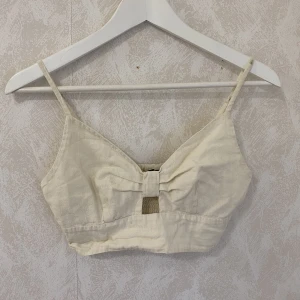Linnetopp - En topp som är i ungefär linne tyg, väldigt fin och skön, har andvänt 1 gång på en skolavslutning🤍