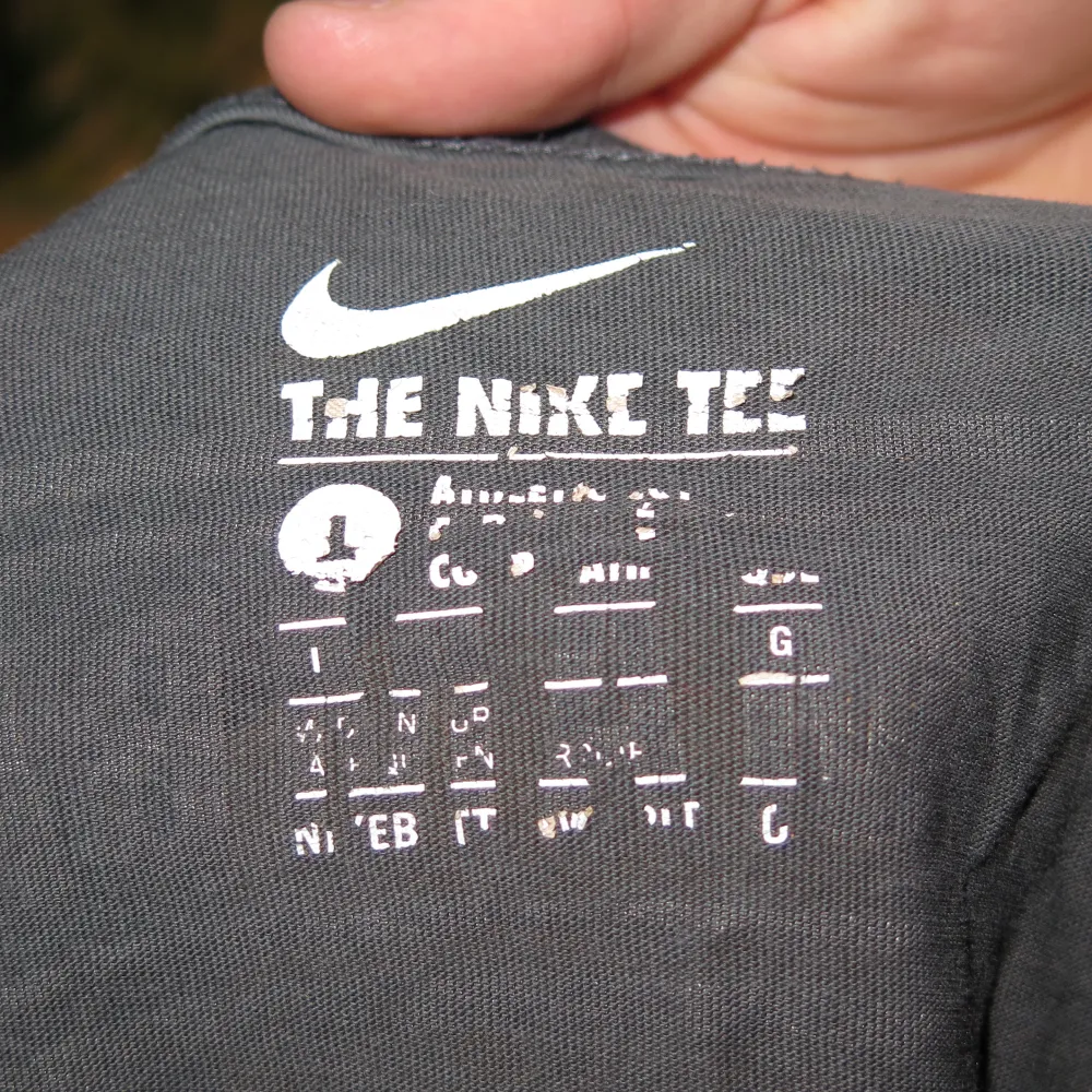 Hej, säljer denna ovanliga och vintage t-shirt från Nike!  Utåt sett är den i bra skick, det enda som är slitet är insidan i nacken(se bild.3).  Con 7/10  Hör gärna av dig vid fler frågor!. T-shirts.