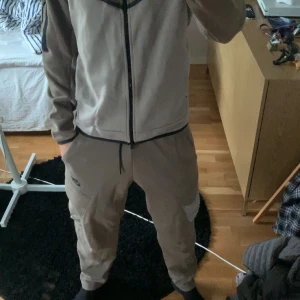 Nike tech  - Säljer detta Nike tech setet då det inte kommer till användning. Använt ungefär 5 gånger. Inga skador eller fläckar. Orginalpris 2300 men säljer för 1199kr. 