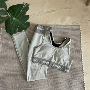 Stronger träningset - Superfint set från stronger. Använt men i bra skick, enbart trycket på benet som är något slitet.