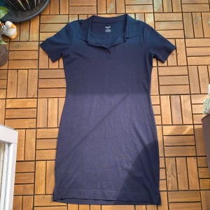 Klänning - En ekologisk mörkblå/svart klänning från dea i storlek S, som ny! 