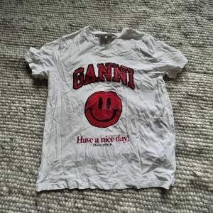 FÖRSTA BILDEN ÄR LÅNAD!!! säljer denna ascoola t-shirten ifrån ganni! Den är inte jätte använd o är i väldigt bra skick!💓I storlek S💓