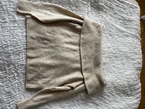 Stickad tröja  - Säljer min stickade tröja från hm. Använd Max 3 gånger. 