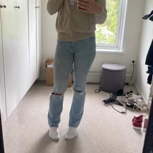 Zara jeans straight leg, aldrig använt säljer då det är lite för små för mig 