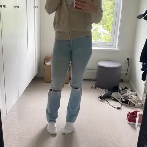 Zara jeans straight leg, aldrig använt säljer då det är lite för små för mig 
