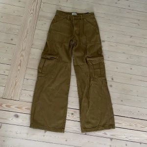 Weekday cargopants - Loosefit cargopants ”julian” från weekday  Färg caramell