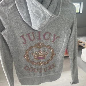 Juicy Couture jacka - Säljer nu denna jättefina jackan från juicy Couture!❤️