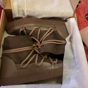 Inuikii skor - Inuikii vinterskor i färgen ”TAUPE” i storlek 41! Passar mig som brukar ha strlk 39,40,41! Perfekt nu till vintern! Endast använda en vinter, köpta i November. Köpta för 3099kr! Skriv för fler bilder och frågor!💞💞💞💞