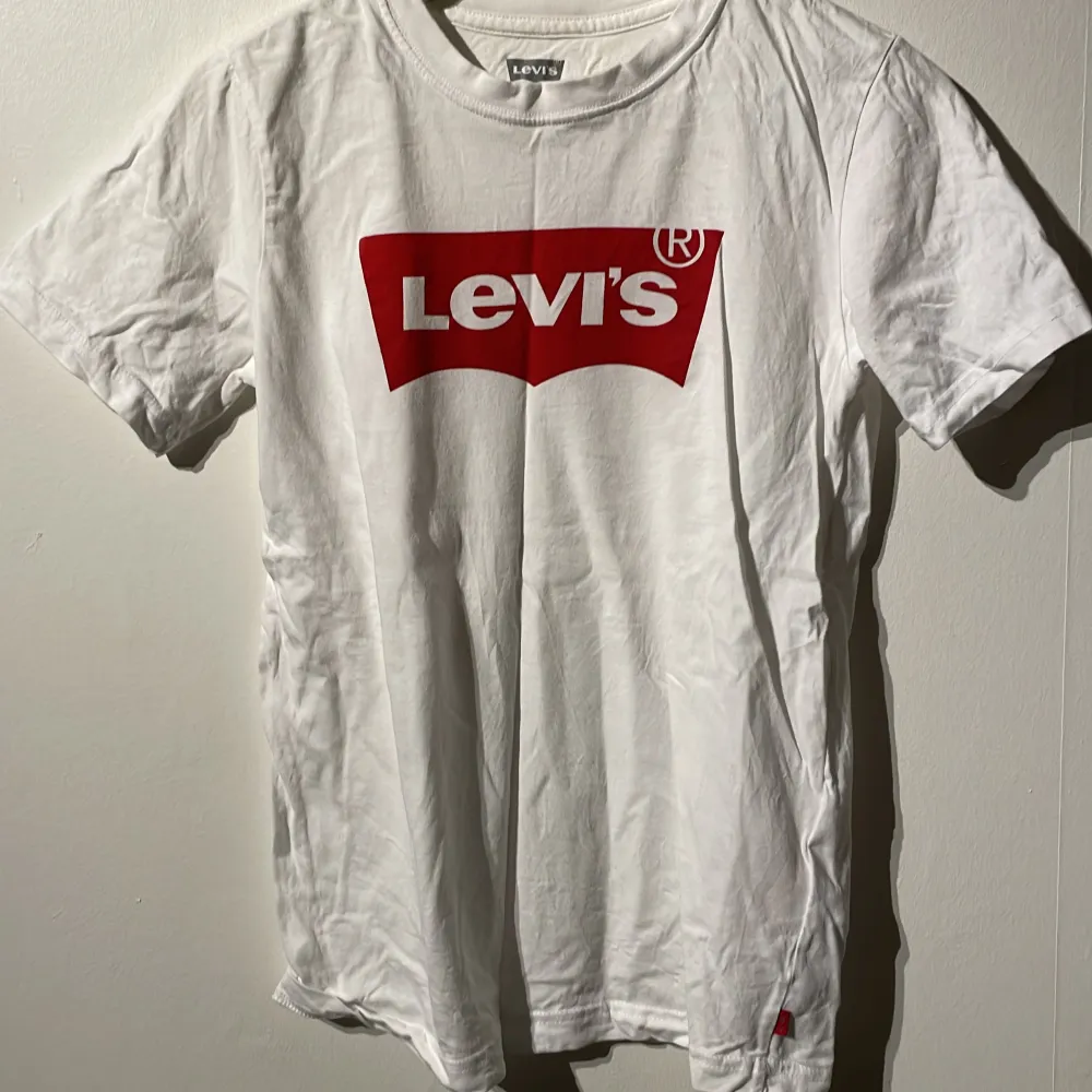 Vit Levis tröja med röd detalj. Ny skick, använd mindre än 10 gånger. Perfekt för barn. T-shirts.
