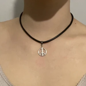 Smycke - Ett smycke med svart band💕