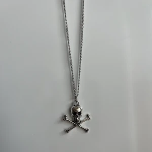 Döskallehalsband - Döskallehalsband. Välj längd själv!