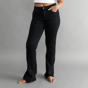 Svarta flare jeans - Säljer mina jeans från Gina Tricot då de inte används längre, bra skick! Kom privat för fler bilder 💕