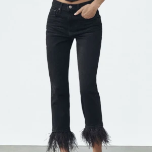 Zara, jeans  - Zara ZW slim hög midja med fjädrar i storlek 36. Helt nya, aldrig använda. Säljs pga för små. Fjädrarna är avtagbara. Köparen står för frakt.  Nypris 1000 kr, mitt pris 350 kr 💗