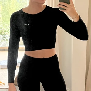 Långärmad crop top - träning - Svart Croppad långärmad tröja från ICIW. Använd ett fåtal gånger. Fint skick.