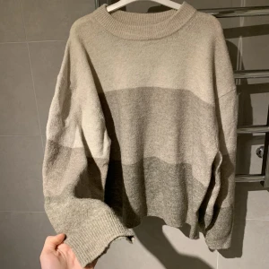 Stickad tröja - Randig Stickad tröja från h&m💕