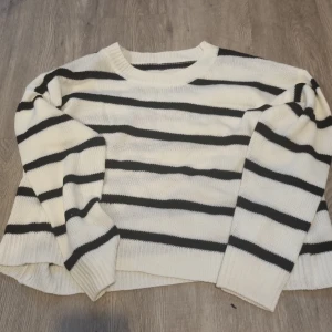 Stickad tröja - Alldrig använt gullar inte modelen  Har ett litet hål men inte så det syns 