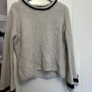 Stickad tröja - Stickad tröja från Hunkydory, sparsamt använd. En liten rostfläck men den syns knappt