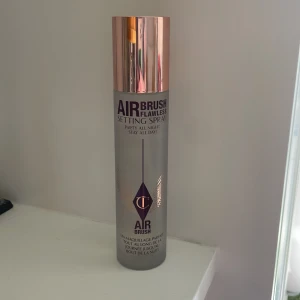 Charlotte tillbury airbrush flawless setting spray  - Säljer min Charlotte tillbury setting spray❤️ Bläddra längst bort för att de att den bubblas❤️ 200ml, använd 1 gång