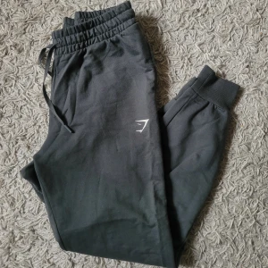 Mjukisbyxor - Skit snygga mjukisbyxor från Gymshark, knappt använda💗