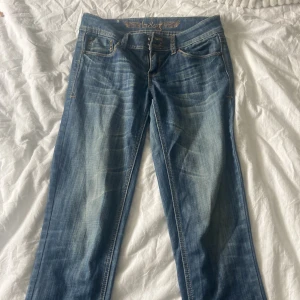 Låg midjade jeans - De är ganska gamla typ 30 år om jag ska vara ärlig de är inte skinny men det går ändå bara rakt ner 