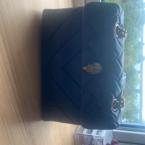 Kurt geiger väska - Säljer min jättefina väska eftersom att den inte riktigt används, bra skick men är lite nött i ena hörnet. Fråga om fler bilder