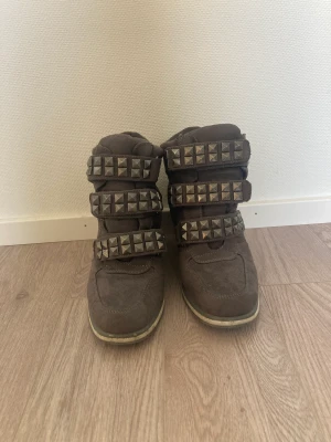 Snygga skor med nitar  - Ursnygga höga skor med nitband framme. Använda några gånger och är från märket Graceland!