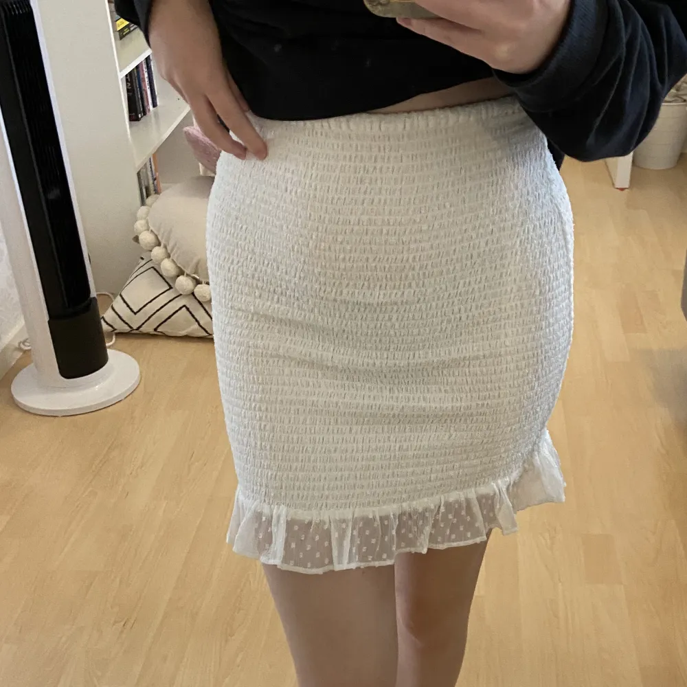 Super söt vit kjol med volang/spets nertill. Använd 1 gång. Från Nelly💕.. Kjolar.