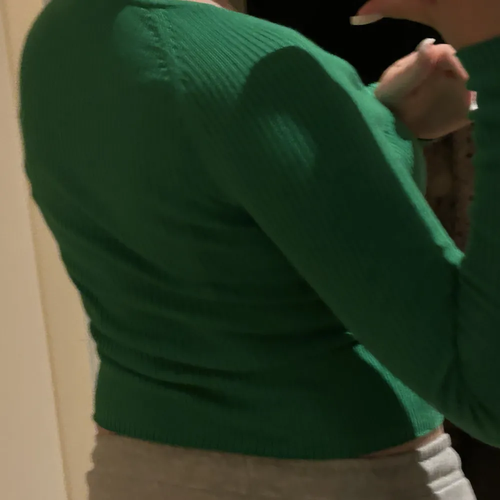 En grön urringad tröja från & Other Stories i storlek xs i bra skick och helt oanvänd.. Toppar.