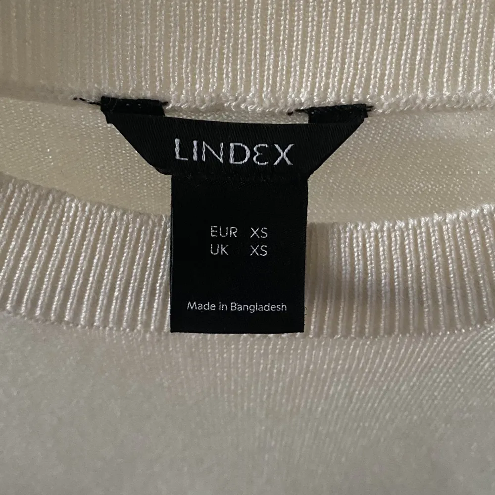 Finstickad tröja från Lindex i en off-white/beige färg! Knappt använd och jättefin, inga hål eller fläckar på den. T-shirts.