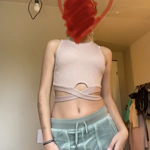 Brun/beige linne - Tja jag säljer min brun/beiga linne från Bershka original pris 349kr men säljer för 110kr