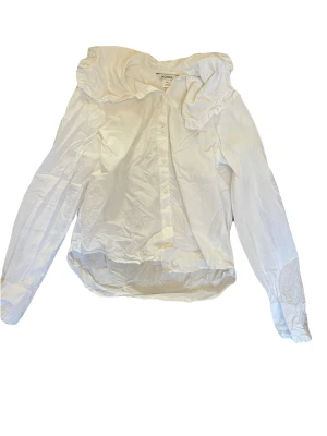 Vit skjorta - En väldigt fin skjorta från Monki som endast är använd på jul förra året! 