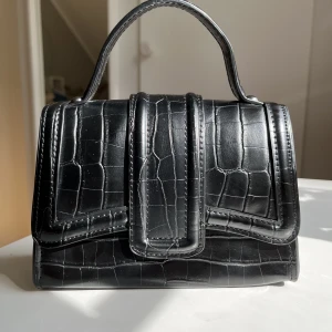 Svart axelremsväska  - Superfin axelremsväska från zara i gott skick💕