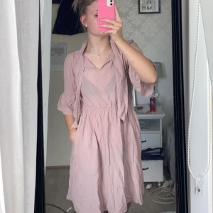 Rosa klänning💗 - Supersöt klänning! Lite genomskinlig så ha ej svarta underkläder under, inga defekter!💗(behövs strykas)